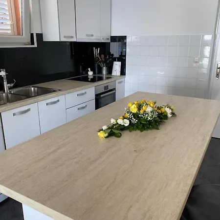 Semesterbostad Desiree Prizba